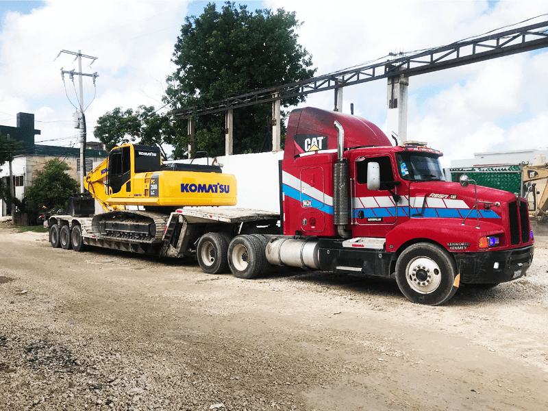 Excavadora en lowboy para transporte