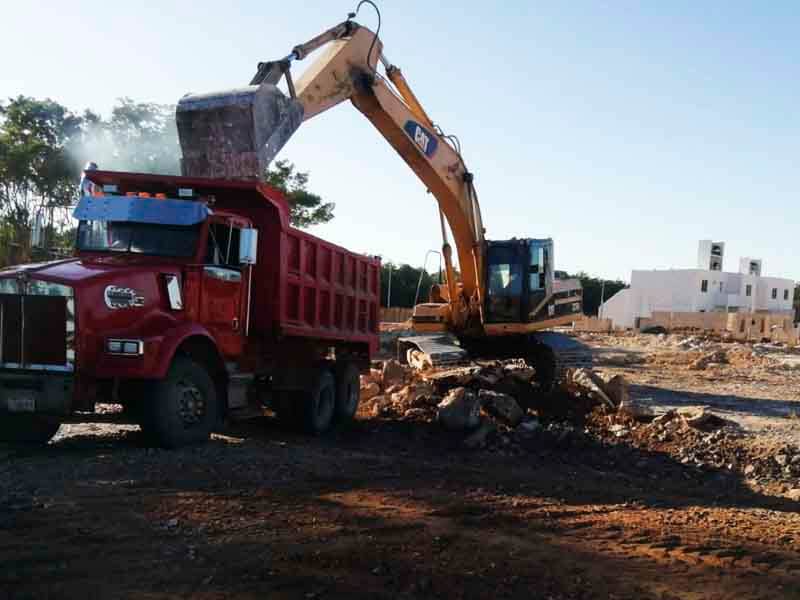 Excavadora cargando material a camion Transmora